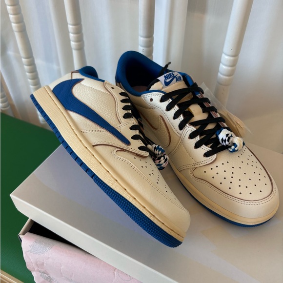 Nike Men's Cream and Blue Sneakers